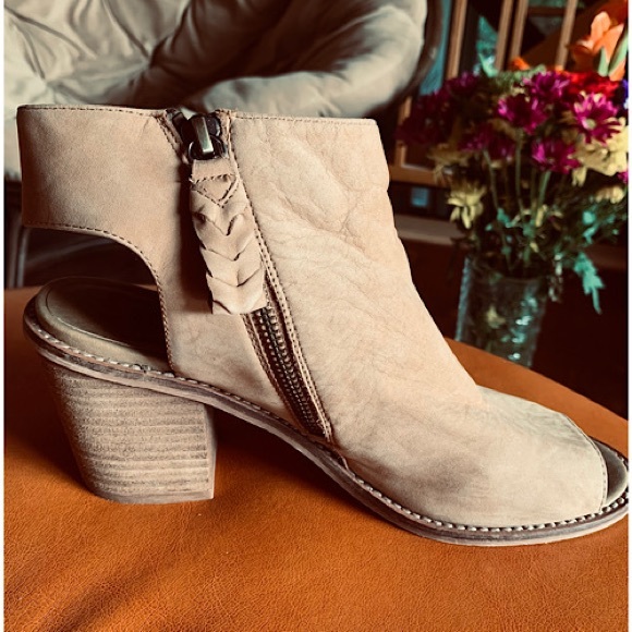 Size 8 - Chinese Laundry Calvin Booties - Picture 10 of 10